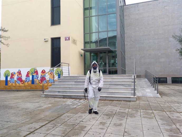 Desinfectación de un colegio de Sevilla