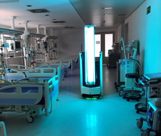 El robot móvil Zenzoe desinfecta con luz ultravioleta C el Hospital de Burgos de coronavirus