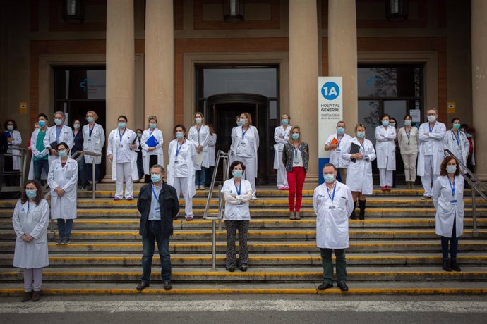 Concentració de professionals sanitaris a l'Hospital Vall d'Hebron de Barcelona en record del personal del sector que ha mort a causa de la pandmia