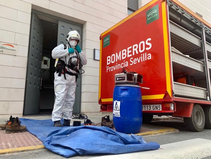 Bomberos de la provincia desinfectan residencias de mayores en diversas localidades sevillanas
