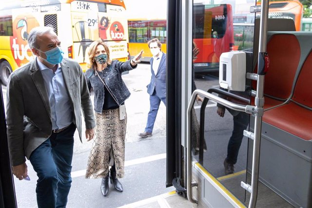 El alcalde sube a un autobús con mascarilla