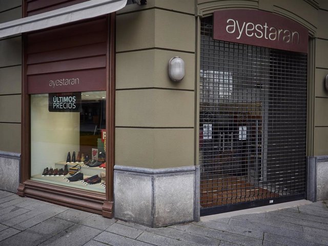 Una zapatería cerrada durante el Estado de Alarma decretado por el Gobierno de España como consecuencia del coronavirus COVID-19.