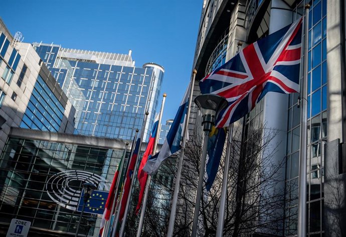 La bandera británica frente a Parlamento Europeo en Bruselas