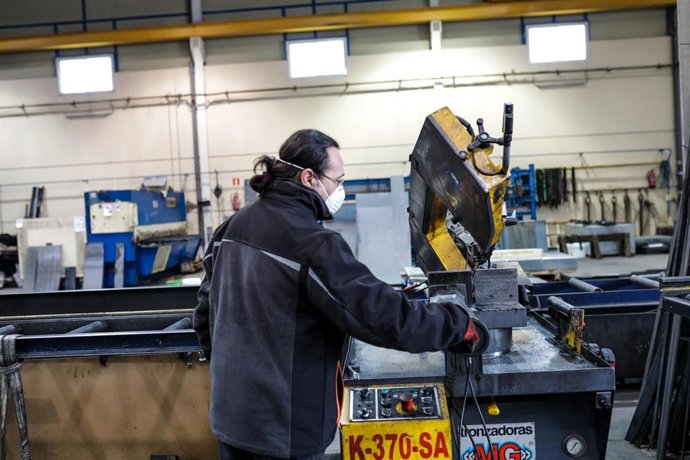 Un hombre trabaja en una empresa