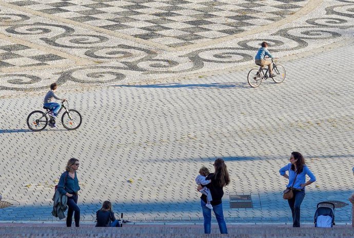 Mares i fills a la plaa España l'endem que el Govern central anunciés les mesures de desescalada per la pandmia del coronavirus. Sevilla (Espanya), 29 d'abril del 2020.