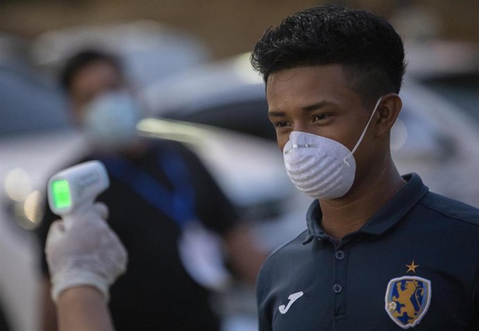 Control de temperatura por la pandemia de coronavirus a un jugador de un equipo de fútbol de Nicaragua
