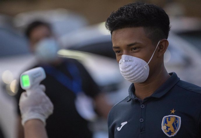 Control de temperatura por la pandemia de coronavirus a un jugador de un equipo de fútbol de Nicaragua