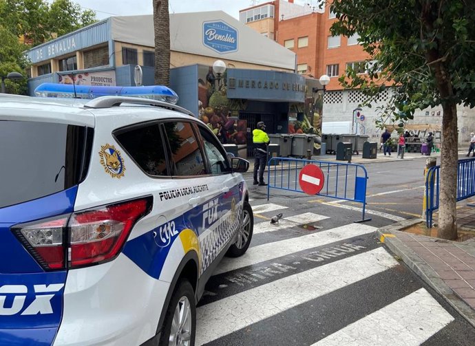 Una unidad de policía en el mercadillo de Benalúa.