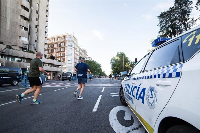 La Policía Municipal de Madrid vigila el cumplimiento de las normas por los transeúntes que caminan  y hacen deporte por la calle Menéndez Pelayo de la capital.