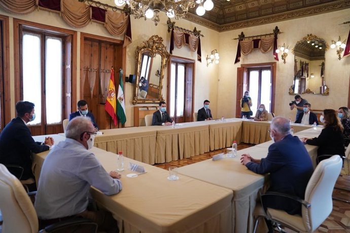 El presidente de la Junta de Andalucía se reúne con alcaldes de la provincia de Almería