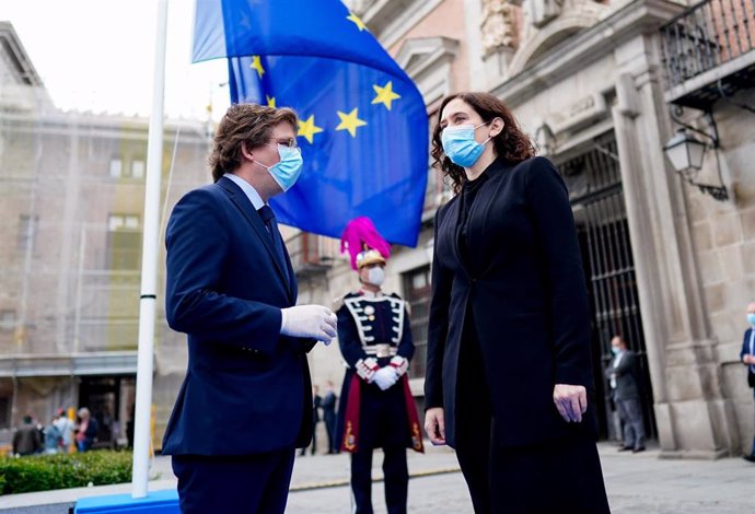 La presidenta de la Comunidad de Madrid, Isabel Díaz Ayuso, asiste al acto de conmemoración por el Día de Europa celebrado por el Ayuntamiento de Madrid (España) a 9 de mayo de 2020. Allí, Ayuso ha destacado el papel de la UE como "fuente de prosperidad