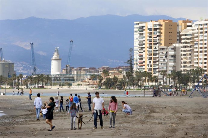 Un grupo de personas en la playa de La Malagueta el primer día en el que los menores de 14 años pueden salir, en Málaga (Andalucía ,España) a 26 de abril de 2020.