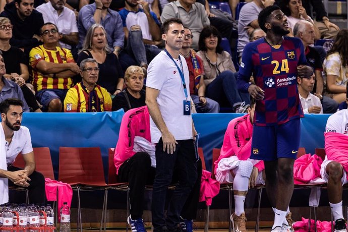 Raúl González, Head coach of PSG Handball during the VELUX EHF Champions League match between  Fc Barcelona Handball and PSG Handball at Palau Blaugrana, in Barcelona, Spain, on October 19, 2019.