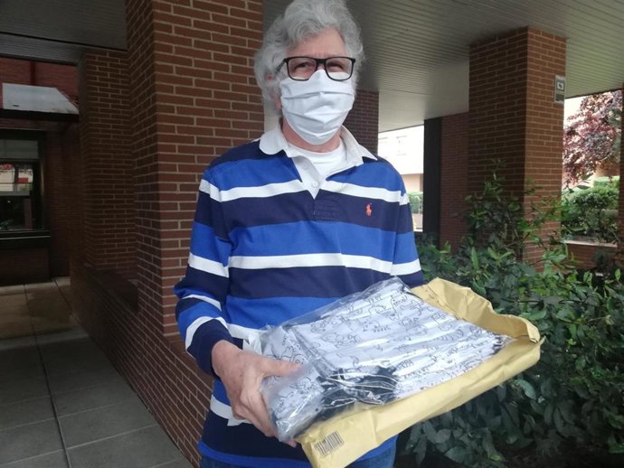El presidente de la Asociación de pensionados y jubilados venezolanos en Madrid (ASOPEJUVECMA) y de la Federación de Asociaciones de pensionados y jubilados venezolanos en España, Pedro Ontiveros, recibe mascarillas de la oficina de Antonio Ecarri