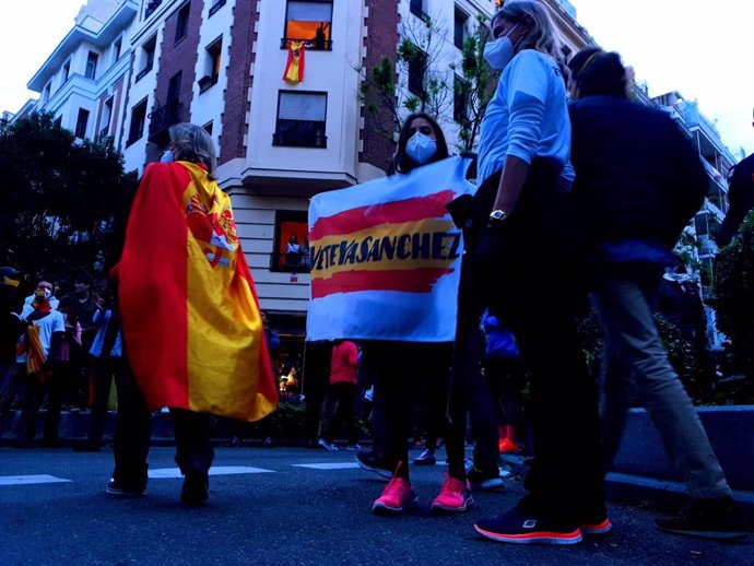 Concentración en Núñez de Balboa (Madrid) para pedir la dimisión de Pedro Sánchez