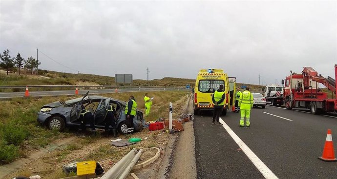 Trasladan a La Arrixaca a los dos ocupantes de un vehículo accidentado en Campos del Río