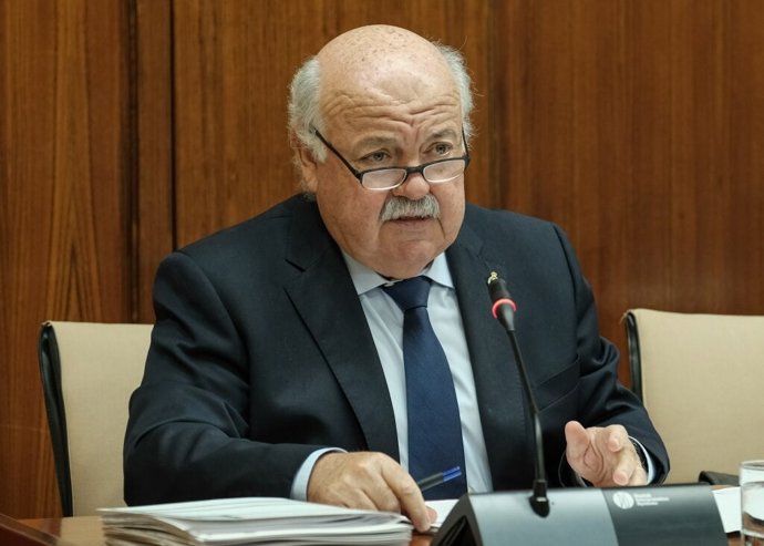 El consejero de Salud y Familias, Jesús Aguirre, comparece en comisión parlamentaria.