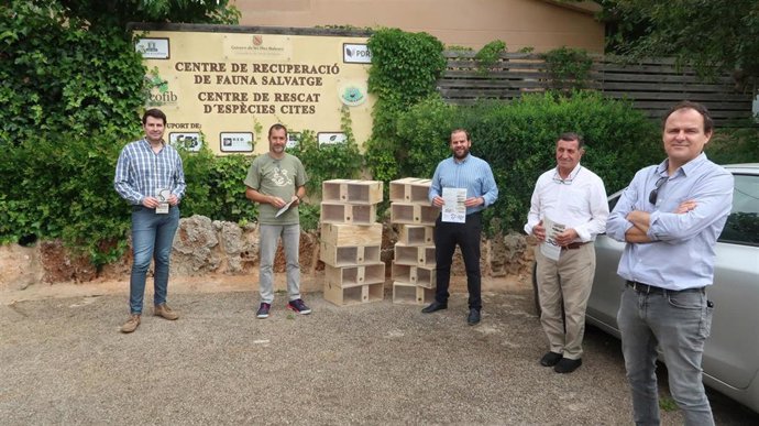 Entrega de jaulas para capturar serpientes en el Pla de Mallorca