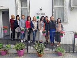 La consejera de Igualdad, Rocío Ruiz, en una imagen de archivo de una visita a una casa de acogida a mujeres maltratadas. 