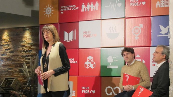 Los dirigentes socialistas Idoia Mendia, Eneko Andueza y Alfredo Retortillo en un acto en Bilbao antes de suspenderse las elecciones vascas