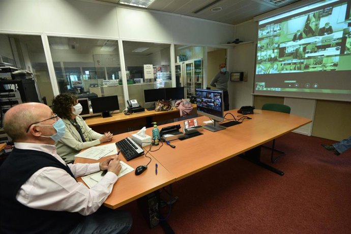 El rey Felipe VI ha mantenido este miércoles una reunión de trabajo en el Centro Nacional de Coordinación y Seguimiento de Crisis (CENEM) y ha realizado una conexión con las salas de emergencias de todas las comunidades, entre ellas La Rioja