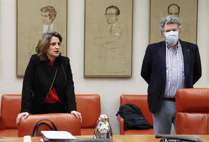 La vicepresidenta cuarta del Gobierno y ministra para la Transición Ecológica y el Reto Demográfico, Teresa Ribera, acompañada por el presidente de la comisión del ramo en el Congreso, Juan Antonio López de Uralde