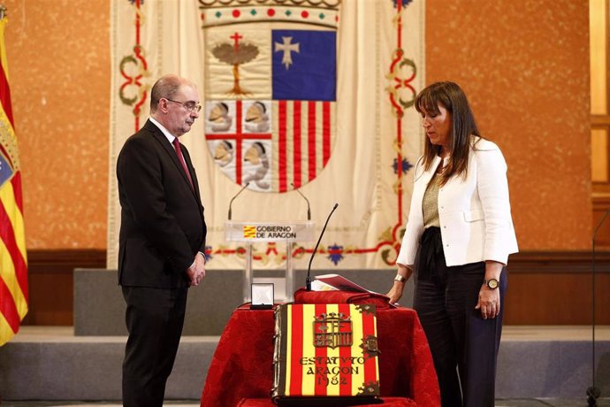 Sira Repollés toma posesión del cargo de consejera de Sanidad del Gobierno de Aragón.