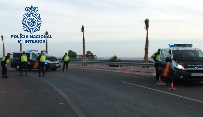 Control de la Policía Nacional en Almería con motivo del coronavirus