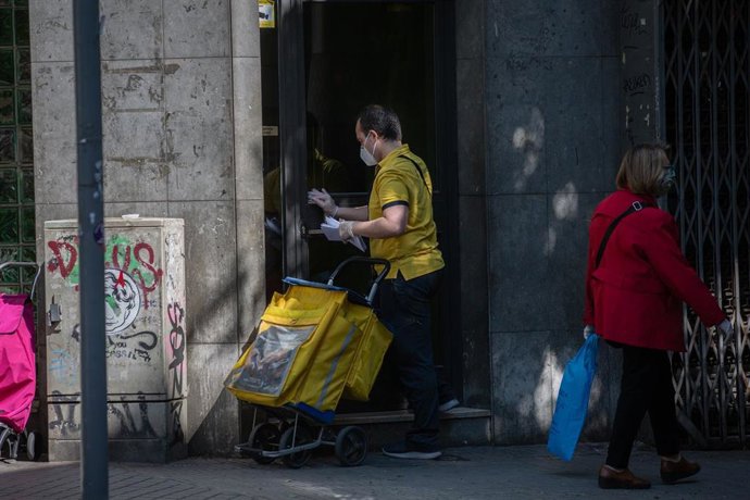 Un trabajador de Correos durante el día 45 del estado de alarma