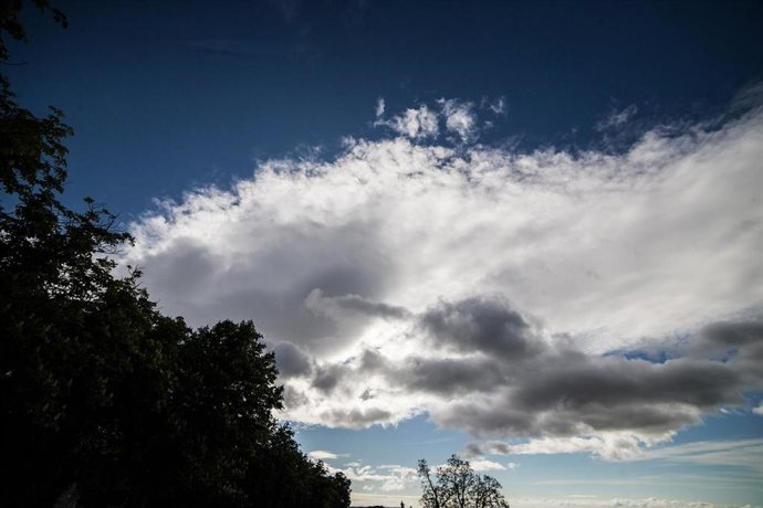 Cielo de San Lorenzo de El Escorial durante el día 47 del estado de alarma, en San Lorenzo del Escorial/Madrid (España) a 30 de abril de 2020.