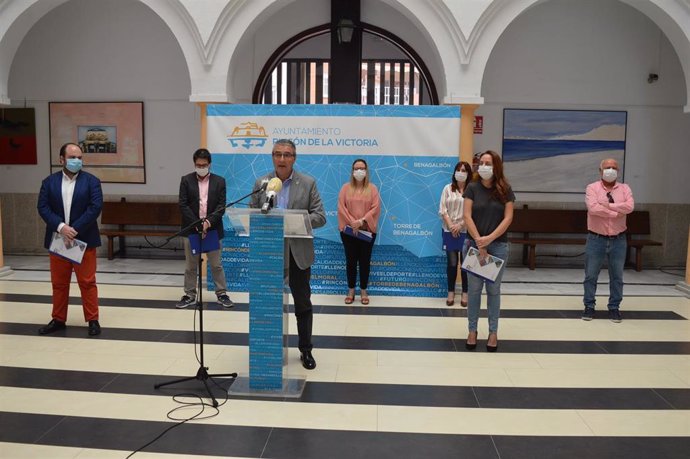 El alcalde de Rincón de la Victoria, Francisco Salado, presenta  el Plan Reactiva Rincón