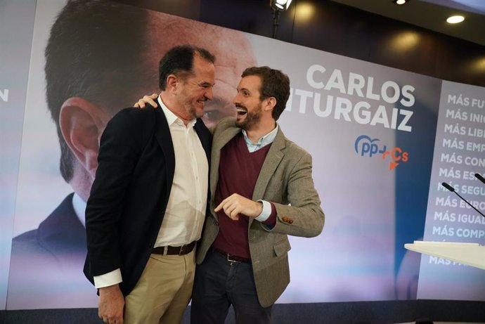 El candidato a lehendakari de la coalición PP+C's, Carlos Iturgaiz, y el presidente del Partido Popular, Pablo Casado, en Santurce (Vizcaya/País Vasco/España) a 07 de marzo de 2020.