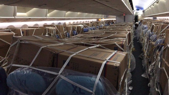 Un cargamento con 90.400 monos de protección llega en avión a Baleares