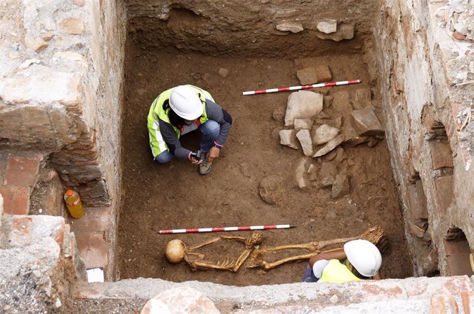 Arqueólogos estudian un esqueleto hallado en las excavaciones del antiguo Cine Astoria, en febrero de 2020.