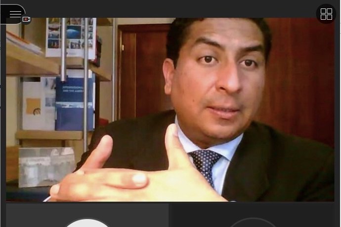 El profesor Mario Torres Jarrín durante la videoconferencia.