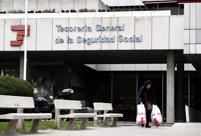 Una persona pasa por la entrada de la sede de la Tesorería General de la Seguridad Social, en Madrid (España), a 6 de febrero de 2020.