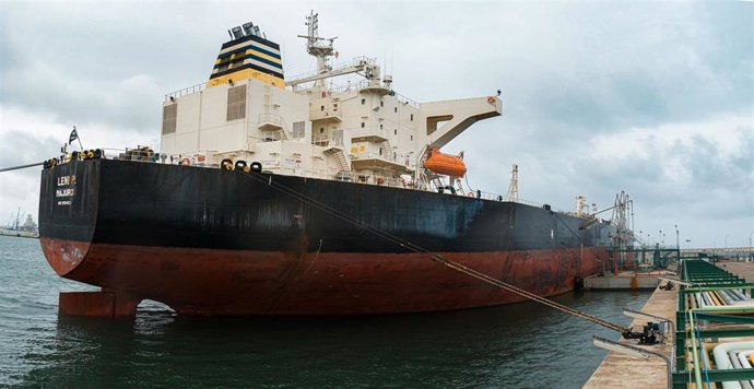 El petrolero Leni P, de 274 metros de eslora, atracado en el Puerto de Tarragona