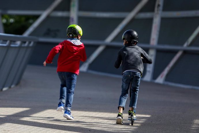 Santi (i) corre junto a su hermano Miguel, montado en patinete, durante la franja horaria de salida permitida para los niños de hasta 14 años (de 12 a 19 horas) durante la fase 0 del estado de alarma en Madrid. Santi es un niño de nueve años con síndrom