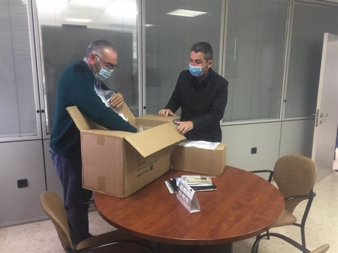 El delegado de Agricultura, Ganadería, Pesca y Desarrollo Sostenible en Huelva, Álvaro Burgos, reparte el material en la lonja de Isla Cristina
