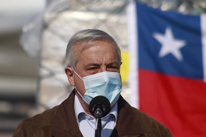El ministro de Salud de Chile, Jaime Mañalich, con mascarilla por la pandemia de coronavirus