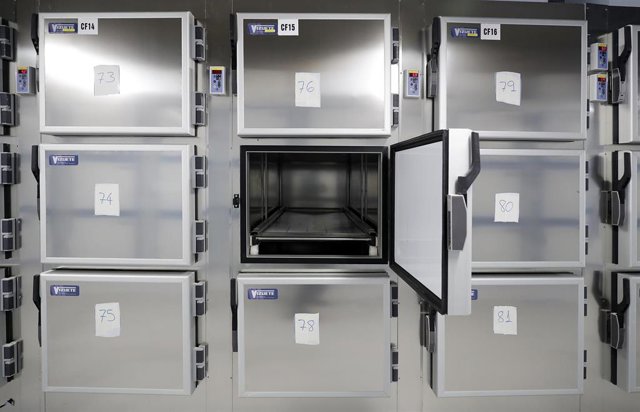 Cámaras funerarias en el edificio conocido como El Dónut, puesto a disposición de las autoridades sanitarias por la Comunidad de Madrid como nueva morgue provisional en las instalaciones de la Ciudad de la Justicia para acoger fallecidos por Covid-19.