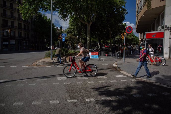Peatones cruzan la Diagonal de Barcelona, Catalunya (España), a 13 de mayo de 2020.