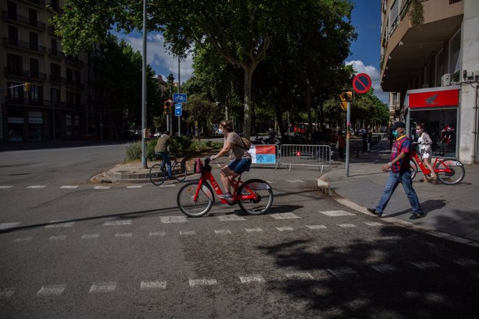 Vianants creuen la Diagonal de Barcelona, Catalunya (Espanya), a 13 de maig de 2020.