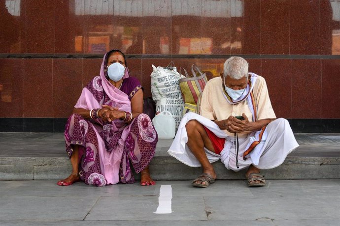 Una pareja en una calle de India durante la crisis del coronavirus. 