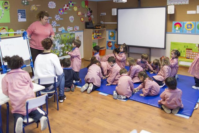 Alumnos y alumnas en una clase de un centro de educación infantil.