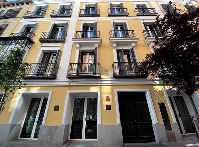 Entrada al hotel Room Mate Alba, en la calle de las Huertas de Madrid.