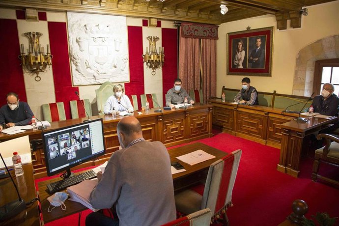 Pleno extraordinario del Ayuntamiento de Camargo, con presencia física de la alcaldesa y los portavoces y participación del resto de los concejales por videoconferencia