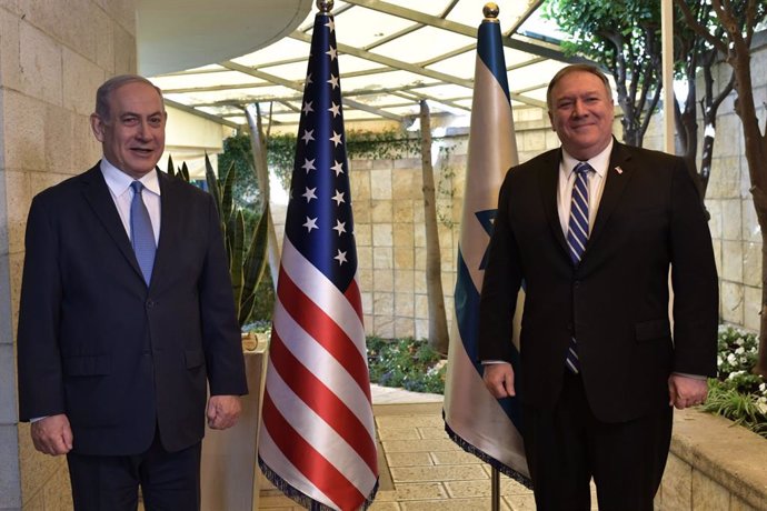 El primer ministro de Israel, Benjamin Netanyahu (i), y el secretario de Estado de EEUU, Mike Pompeo (d)