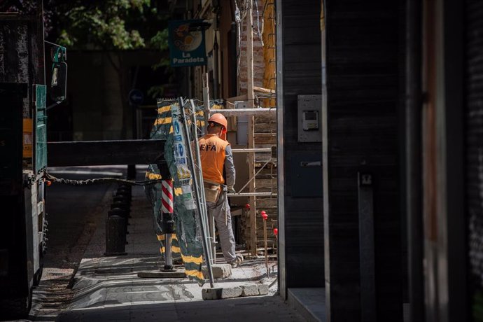 Un operario trabaja en la obra de un edificio durante el día 45 del estado de alarma decretado por el Gobierno por la pandemia del Covid-19, en Barcelona/Catalunya (España) a 28 de abril de 2020.