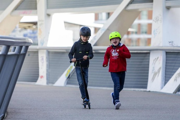 Dos niños jugando, en Madrid (España) a 11 de mayo de 2020.